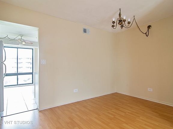 5th image of 5407 Chateau Dr #5