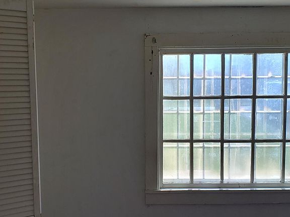 3rd image of 218 Columbine Ave