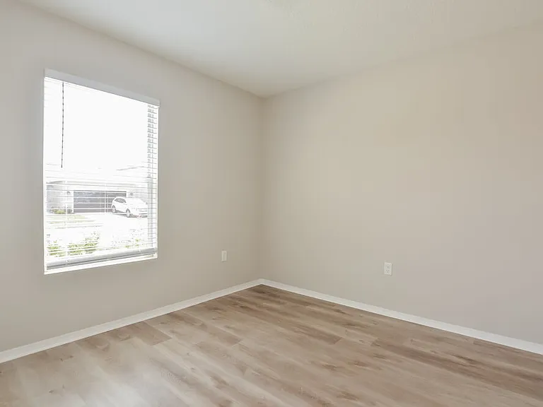 1617 Strathmore Cir — Photo 11