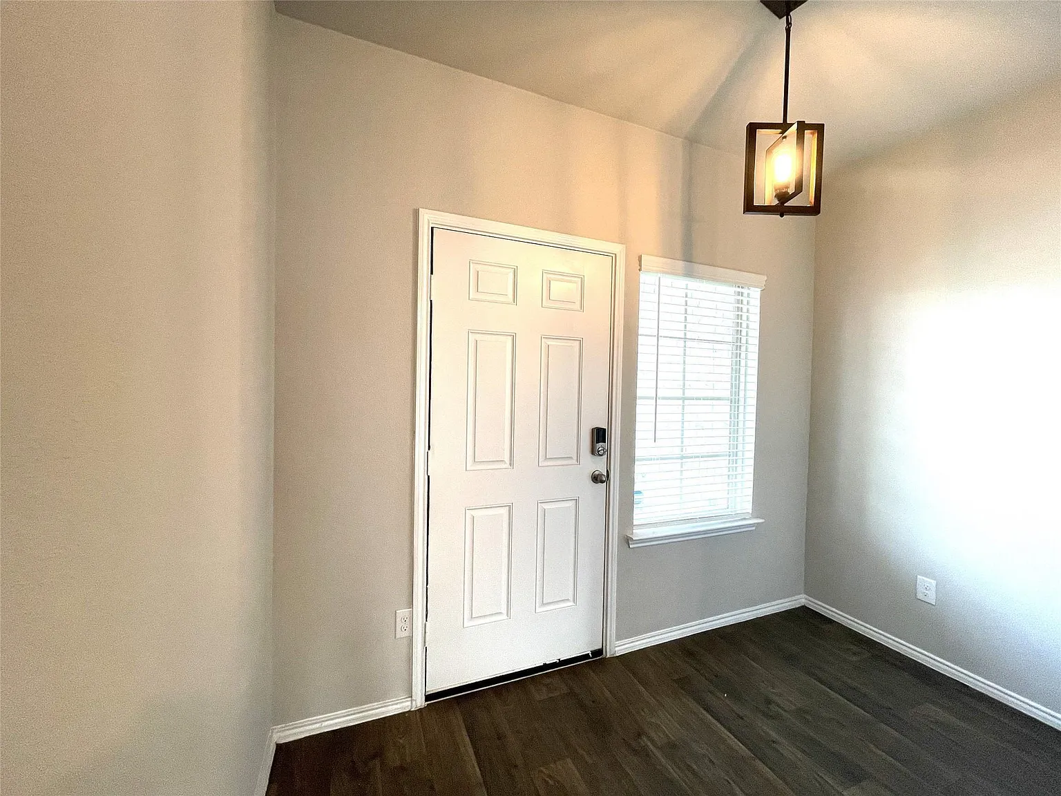 4 bed, 2.5 bath, 2214 sqft, $2,400 — Photo 4