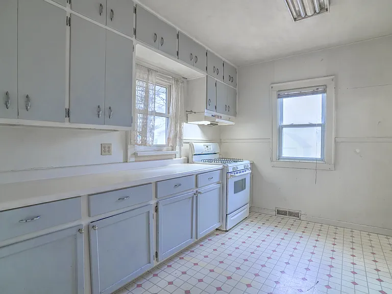525 E Eckman St — Photo 8