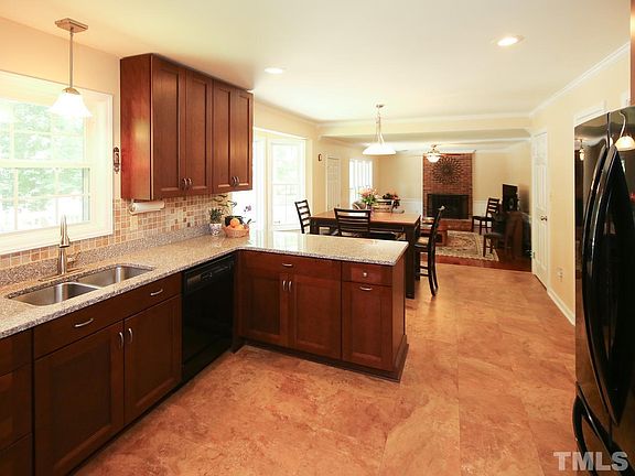 5th image of 114 Balsam Ct