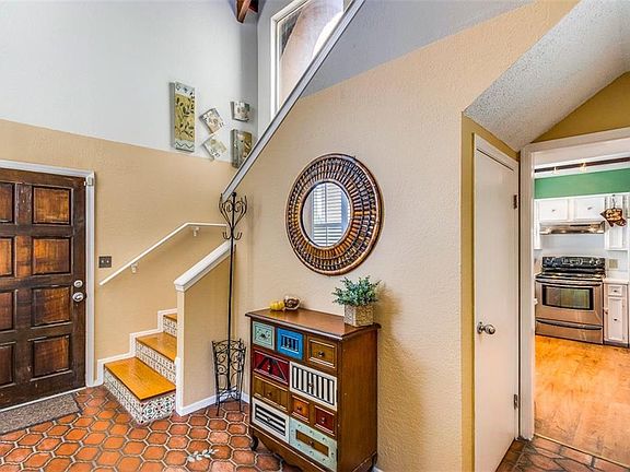 2nd image of 510 La Chapa Ave
