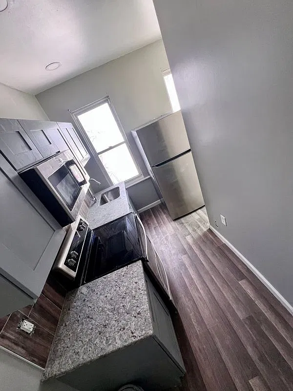 3 bed, 1.0 bath, 1200 sqft, $2,000 — Photo 3