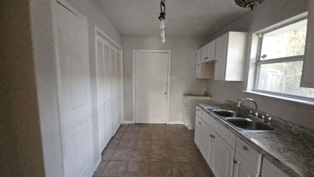 3 bed, 1.0 bath, 1050 sqft, $1,699 — Photo 4