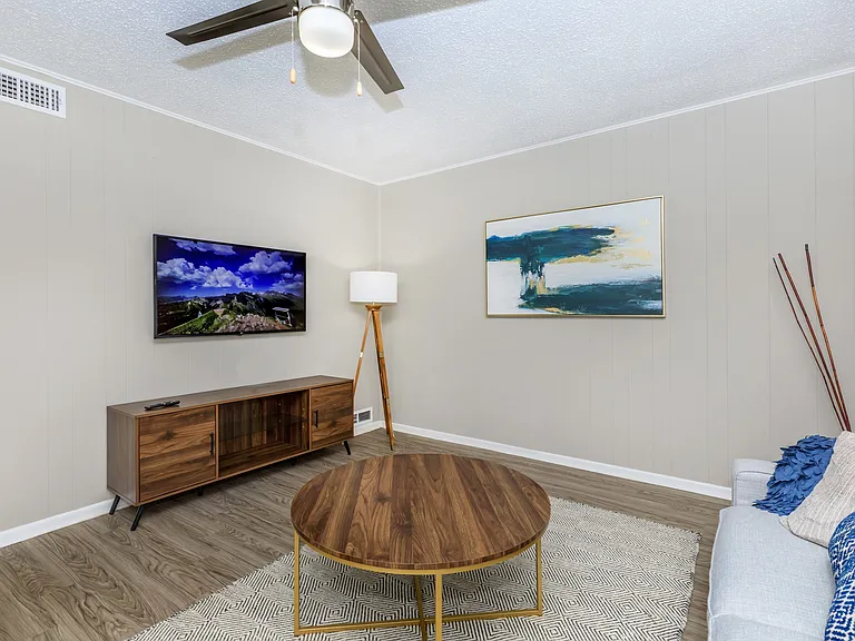 Oak Creek Apartments — Photo 8