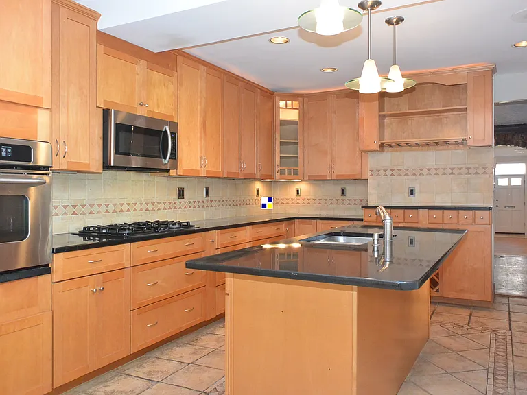 319 E Cross St — Photo 10