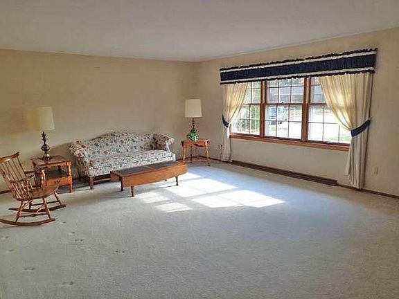 2nd image of 2514 Crestwood Cir