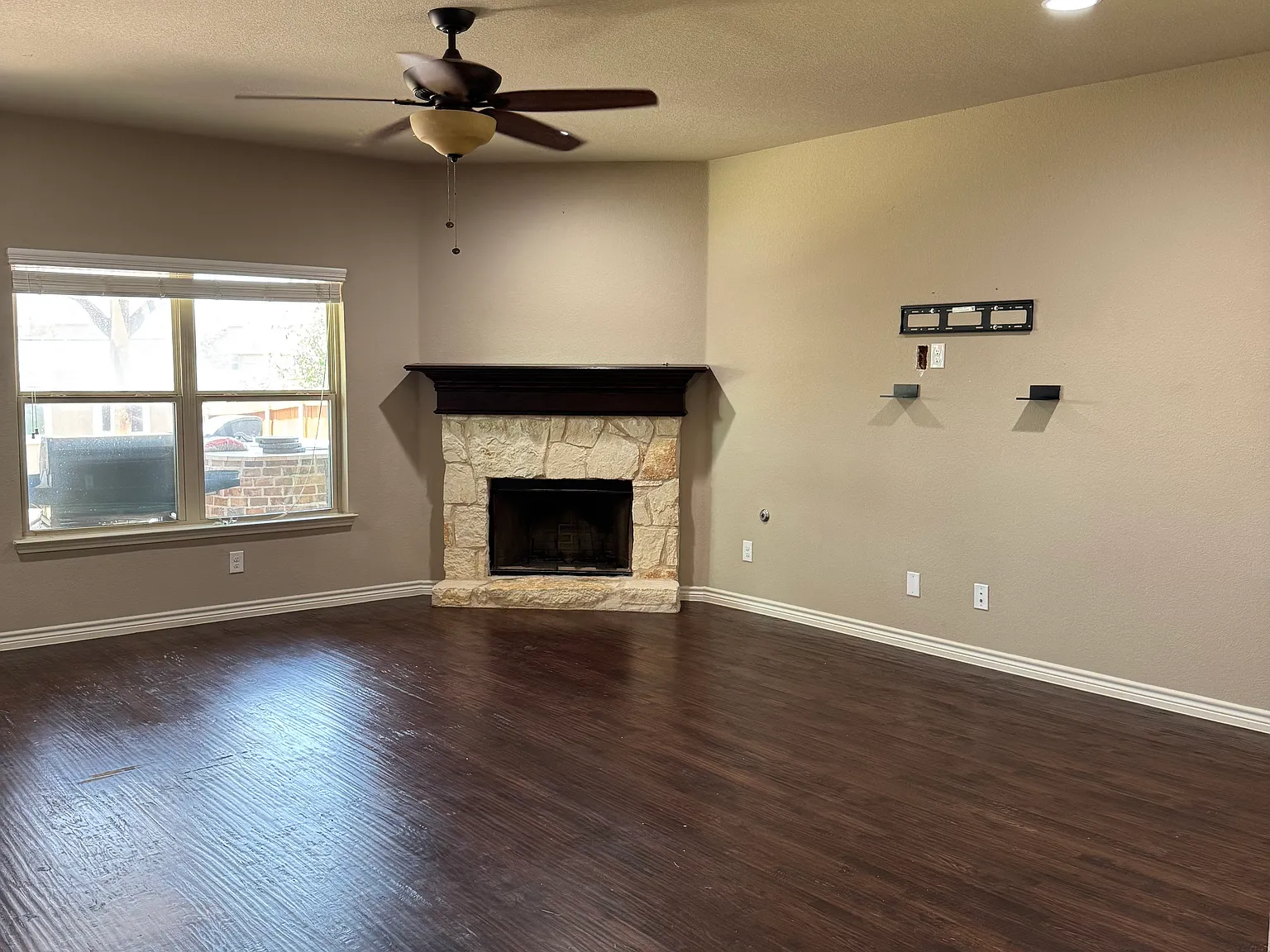 3 bed, 2573 sqft, $2,300 — Photo 4
