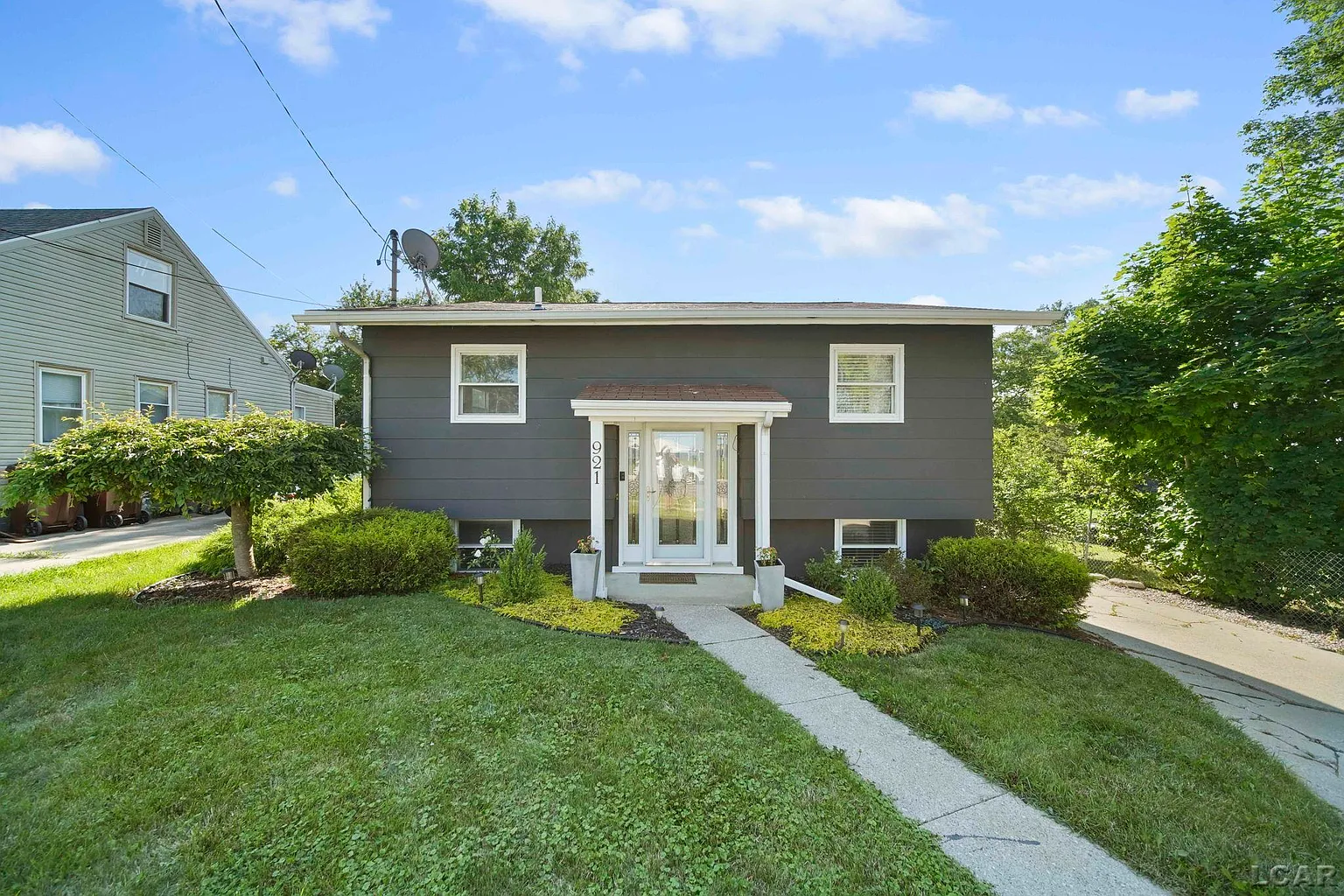 921 Addison St photo 1