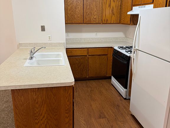 4th image of 486 N School St