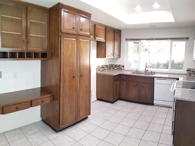 20727 Horace St — Photo 7
