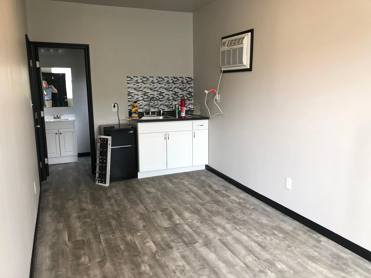 Studio, $595 — Photo 1