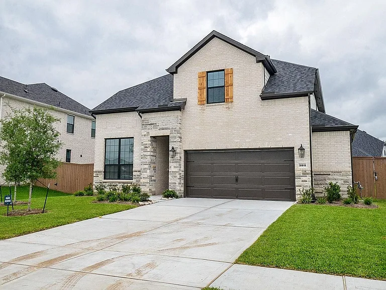 3811 Hermitage Dr — Photo 2