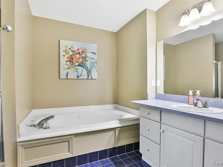 3288 Hickory Dr — Photo 10