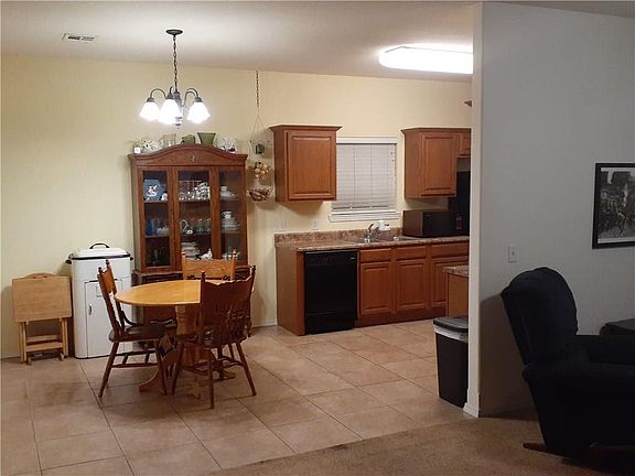 5th image of 28 Leicester Dr