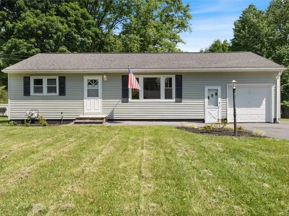 102 Oakridge Dr, Camillus, NY 13031
