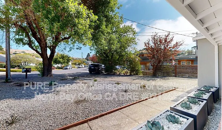 480 Washington Ct — Photo 3