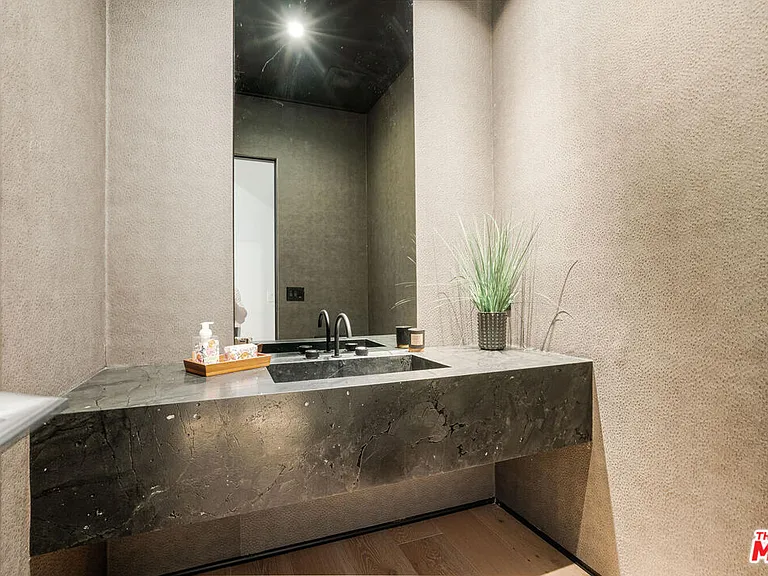 13454 Albers St — Photo 15