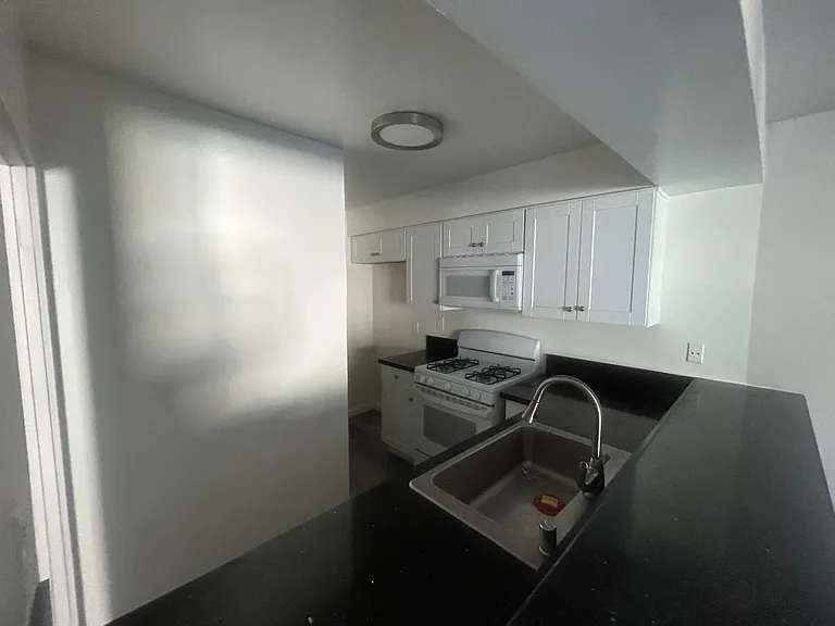 15050 Burbank Blvd — Photo 15