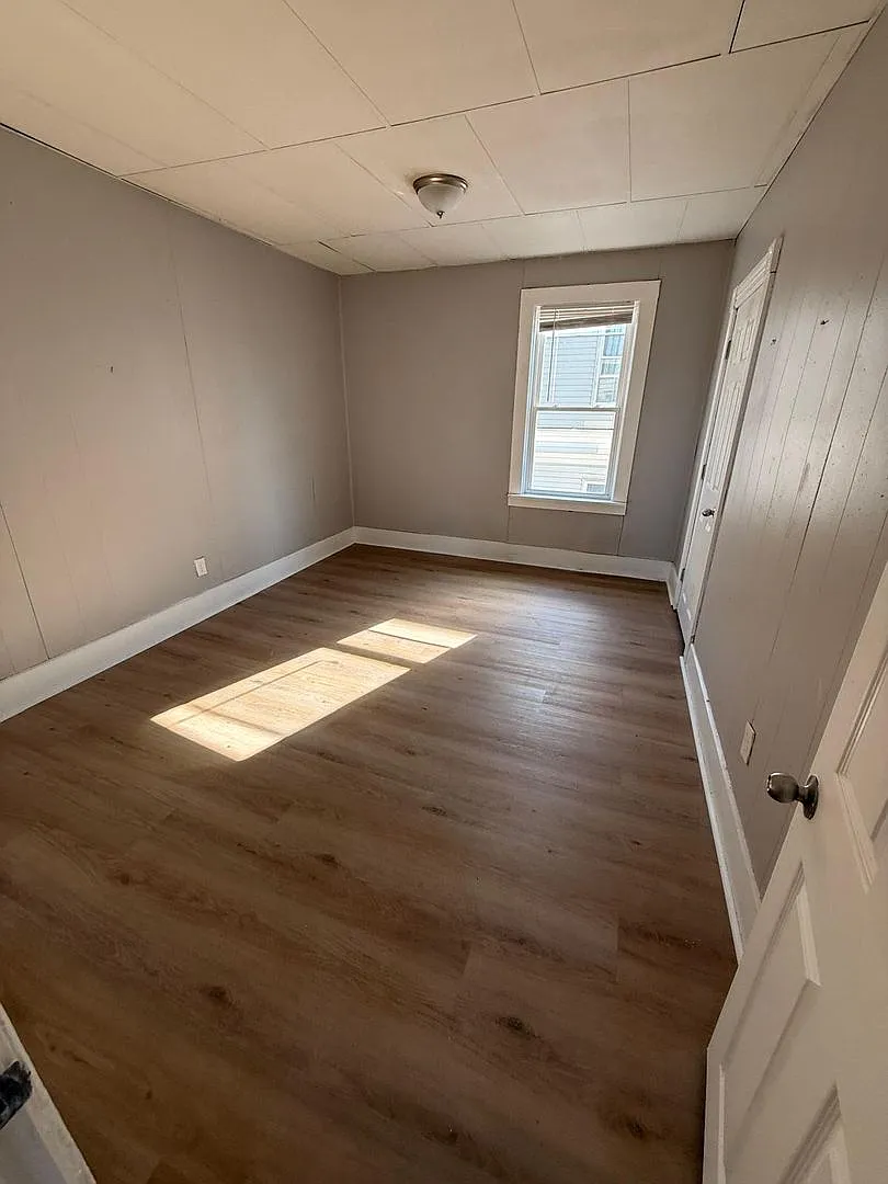 3 bed, 1300 sqft, $2,200 — Photo 4