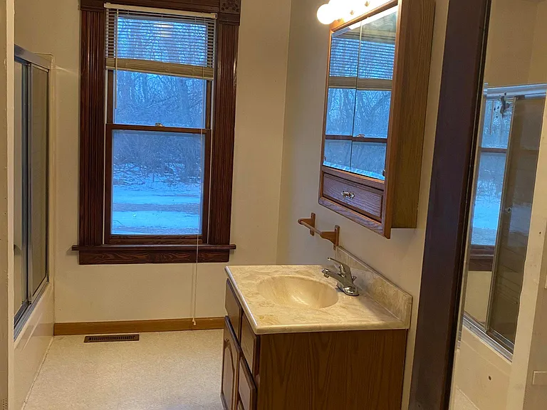 Bathroom (1st floor)