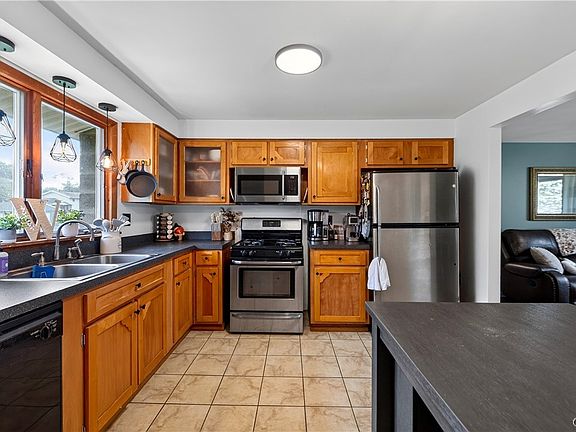 3rd image of 815 W 3rd St S