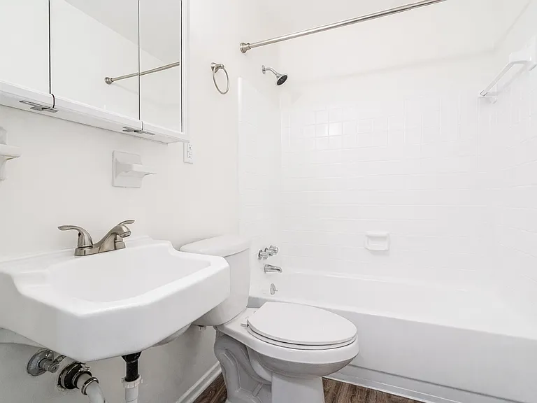 Lindsay Court Apartments — Photo 20
