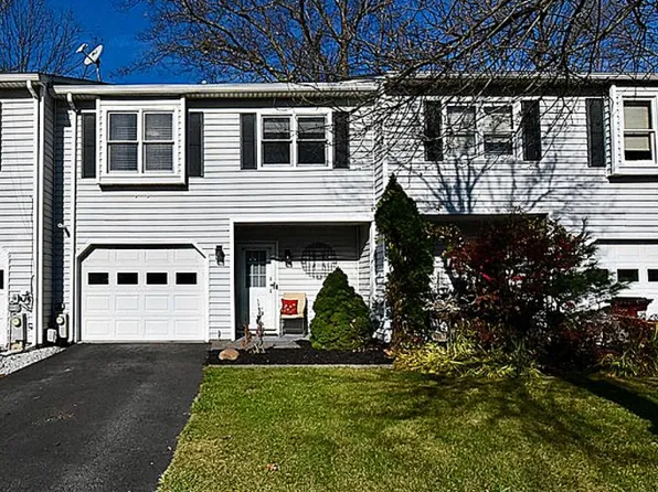 3 Clubhouse Dr, Saratoga Springs, NY 12866