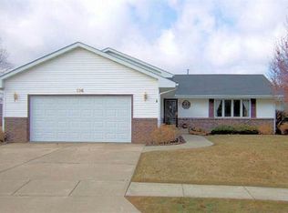 596 S Country Ct, Freeport, IL 61032