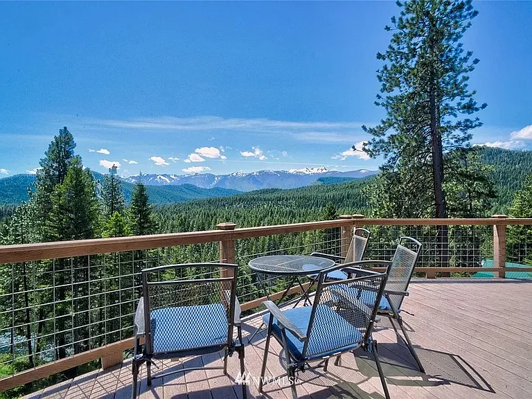 Main floor deck with view of mountains and Wenatchee river