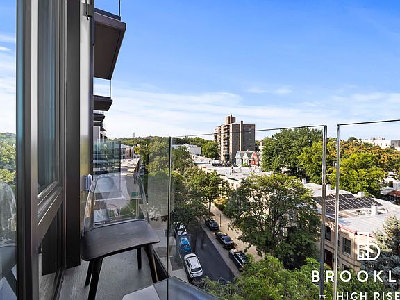 4th image of 50 E 10th St #606