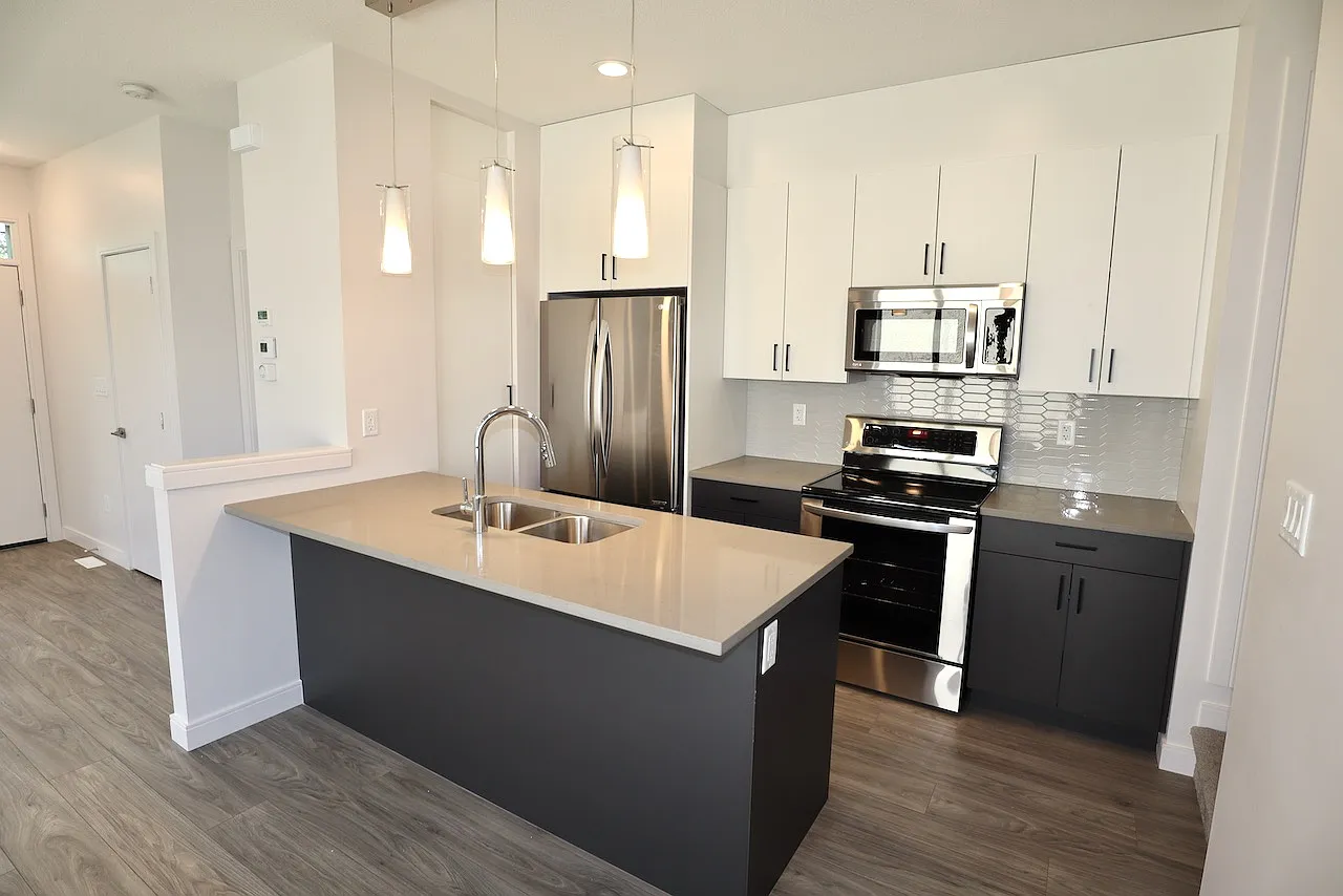 4 Bed 3.5 Bath Townhouse in Garneau Perfect for Students! — Photo 2