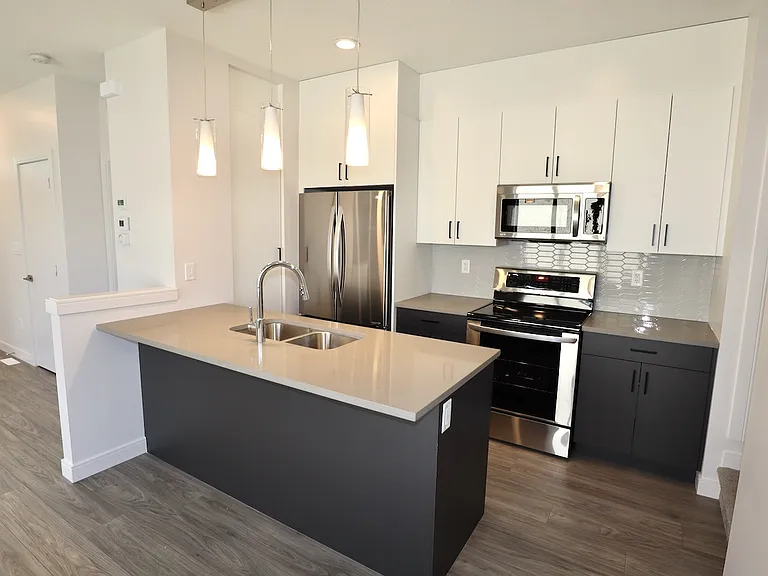 1082086Ave - 15_08232020