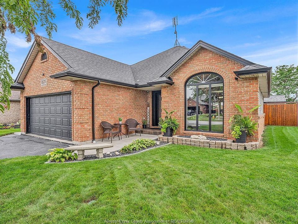 1st image of 2575 Wildberry Cres