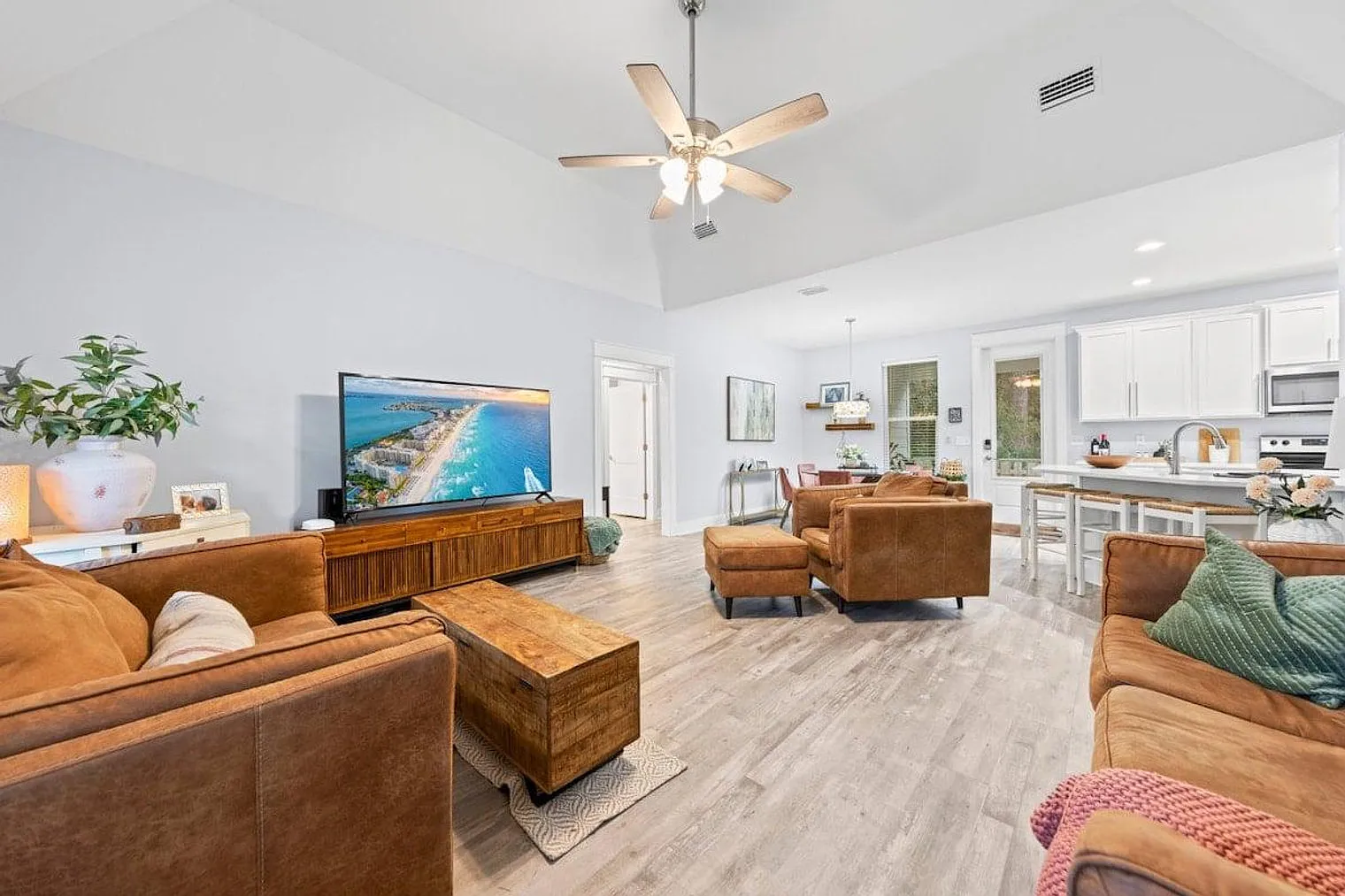 3 bed, 2.0 bath, 1431 sqft, $2,954 — Photo 2