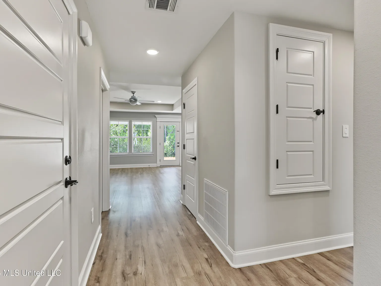 3 bed, 2.0 bath, 1348 sqft, $1,700 — Photo 2