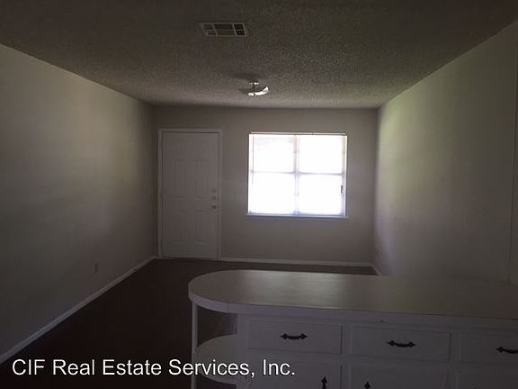 3rd image of 820 Horseshoe Dr