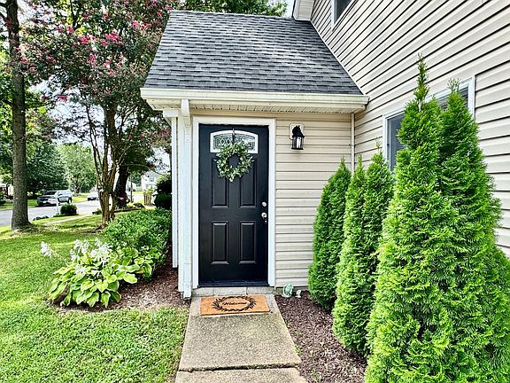 2nd image of 1423 Goldfinch Ln