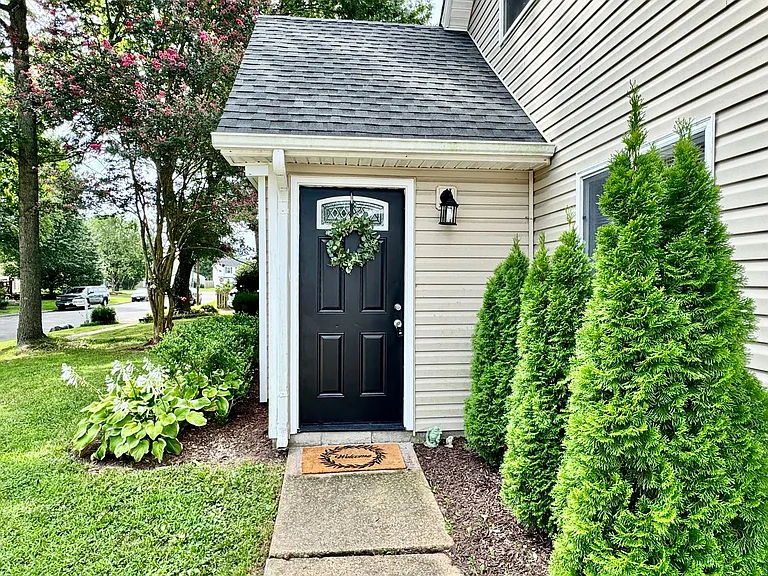 1423 Goldfinch Ln — Photo 2