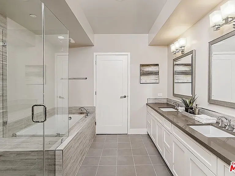 313 S Reeves Dr #203 — Photo 5