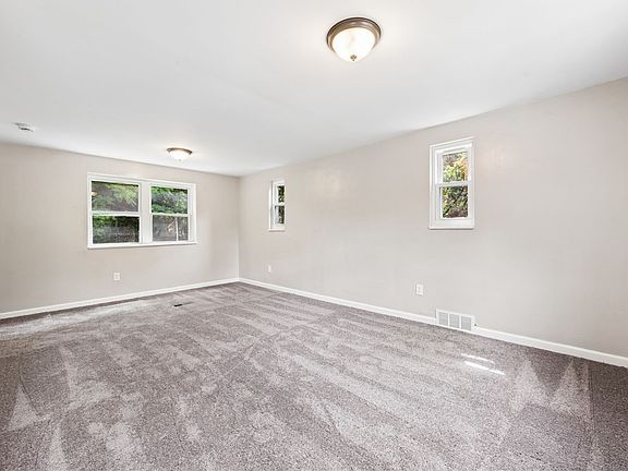 4th image of 9226 Valley St