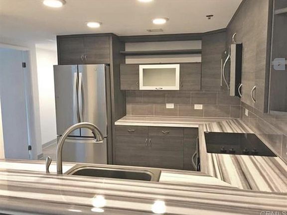 5th image of 425 W Beech St Unit 614
