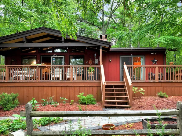 149 E Lake View Dr, Dingmans Ferry, PA 18328
