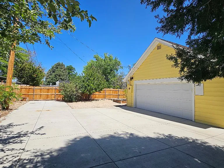 Backyard / Oversize Garage