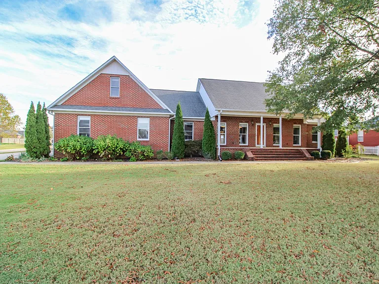 17524 Martin Dr — Photo 1