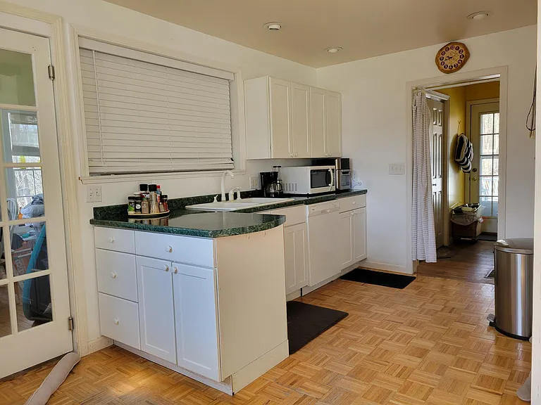 Hillcrest Dr — Photo 25