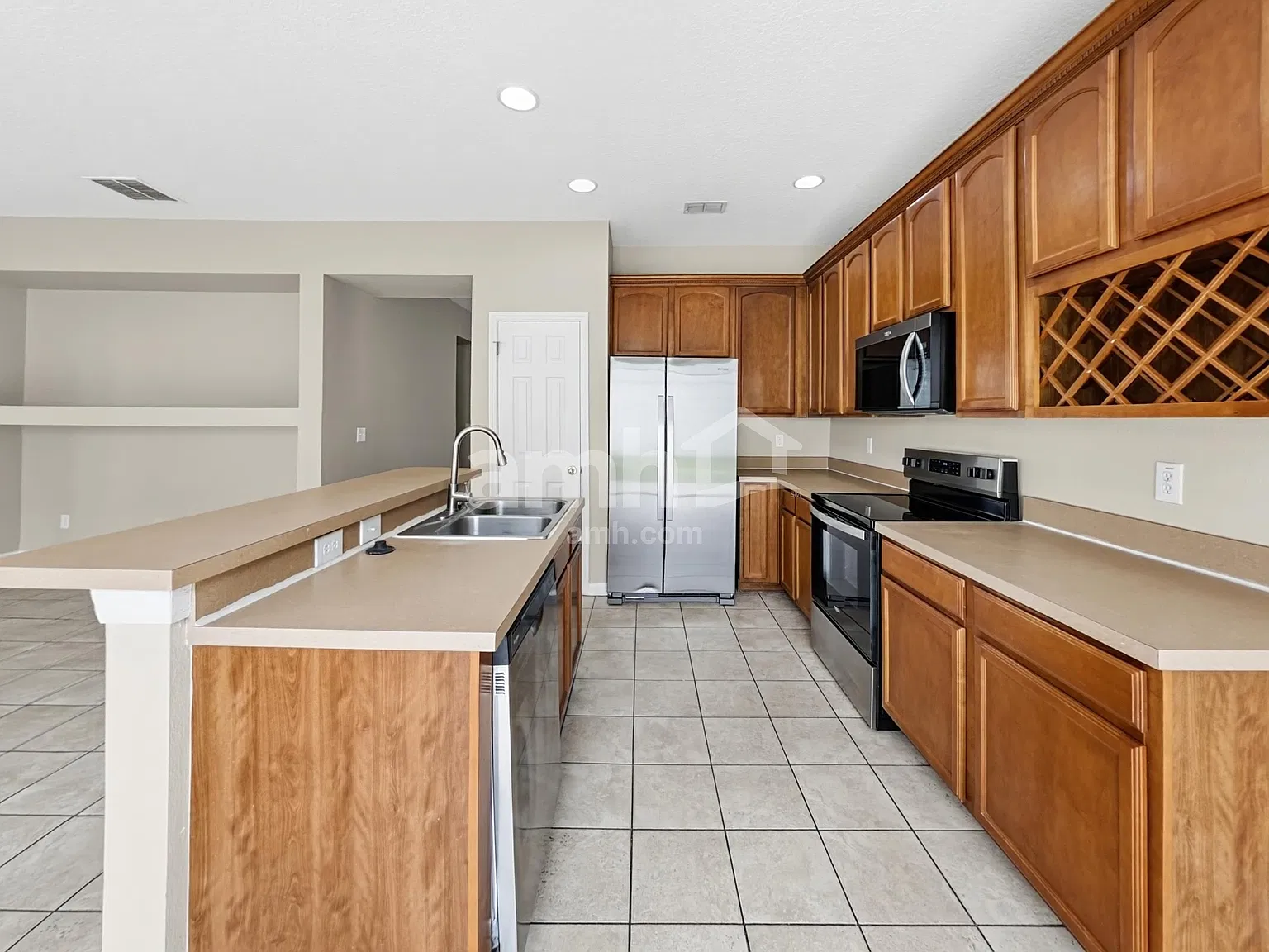 3 bed, 2.0 bath, 1960 sqft, $2,560 — Photo 3