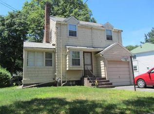 30 Gwinnett St, Hyde Park, MA 02136