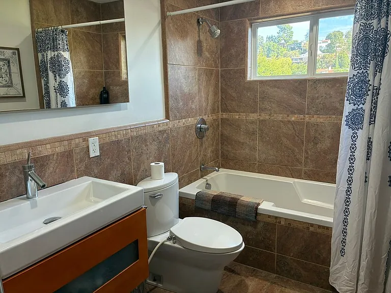 2440 N Gower St #B — Photo 13